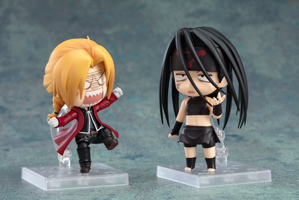 「ねんどろいど エンヴィー」と別売りの「ねんどろいど エドワード・エルリック」を並べた様子。