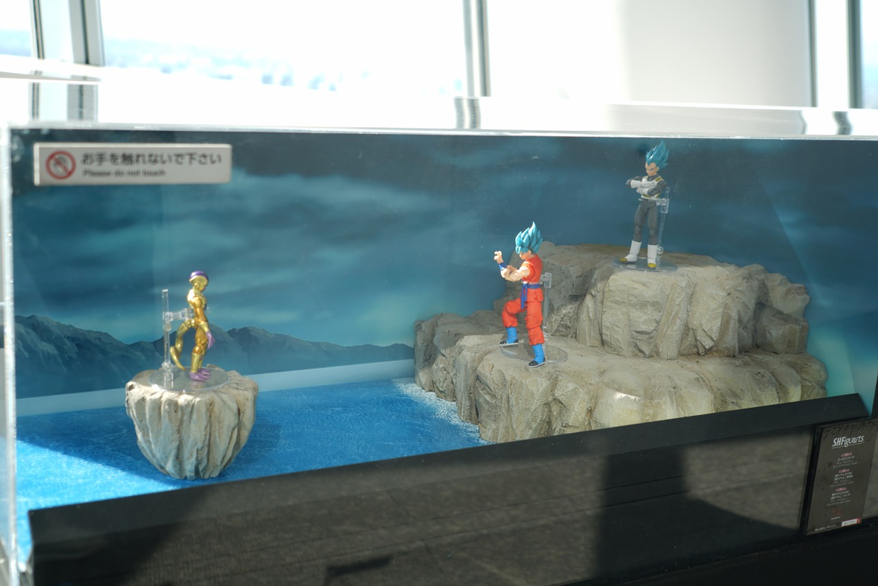 会場に展示されている「ドラゴンボール」シリーズのフィギュア。