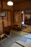 すずさんの裁縫シーンを再現した展示。(c)昭和のくらし博物館