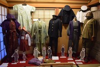 登場人物の衣装をイメージした展示。(c)昭和のくらし博物館