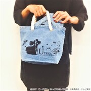 「少女革命ウテナ リバティプリント デニムロープトートバッグ」と、「少女革命ウテナ リバティプリント デニムファスナーポーチ」の使用例。