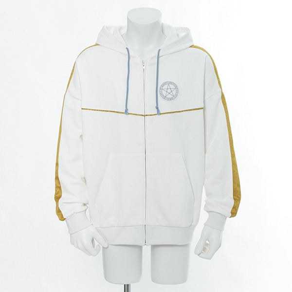 インデックスモデルのパーカー。