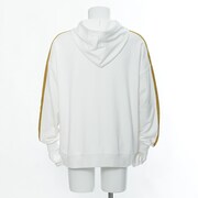 インデックスモデルのパーカー。