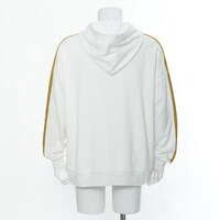 インデックスモデルのパーカー。