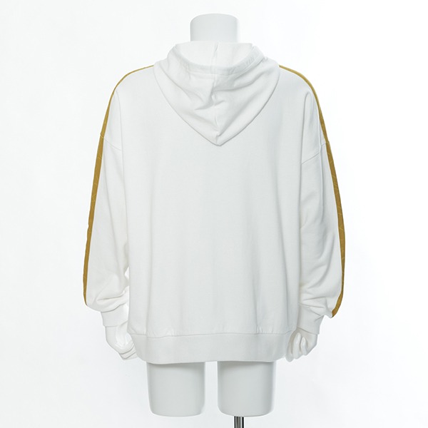 インデックスモデルのパーカー。