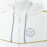 インデックスモデルのパーカー。