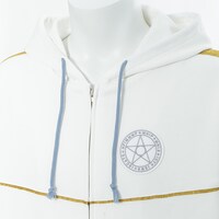 インデックスモデルのパーカー。