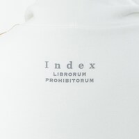 インデックスモデルのパーカー。