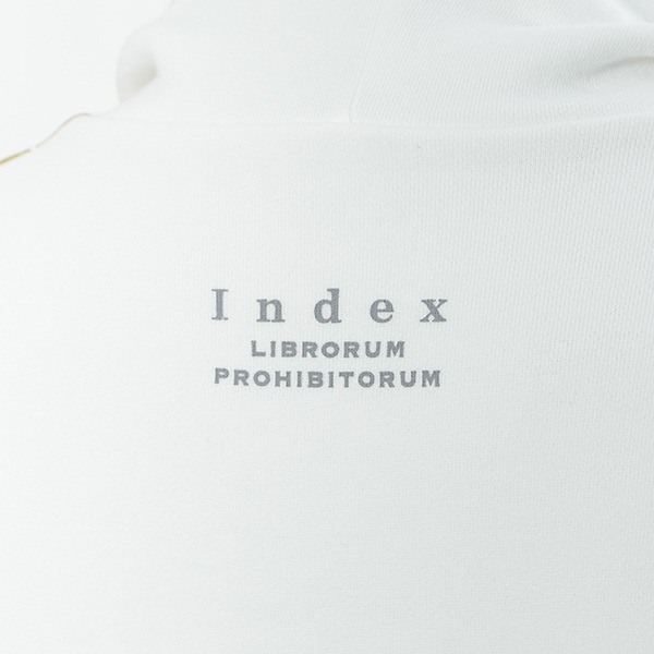 インデックスモデルのパーカー。