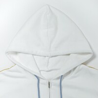 インデックスモデルのパーカー。