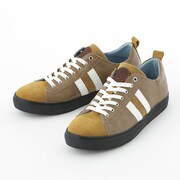 インデックスモデルのスニーカー。