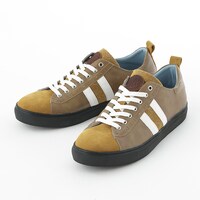 インデックスモデルのスニーカー。