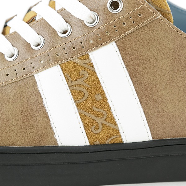 インデックスモデルのスニーカー。