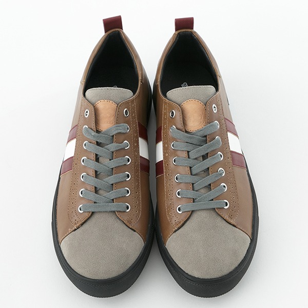 御坂美琴モデルのスニーカー。