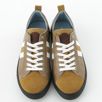 インデックスモデルのスニーカー。