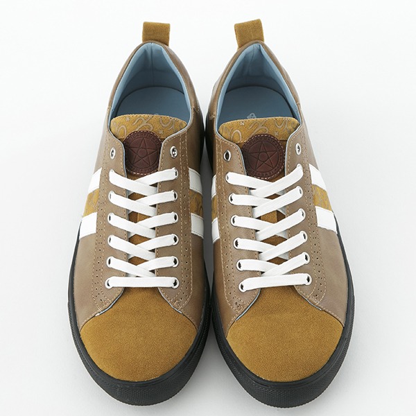 インデックスモデルのスニーカー。