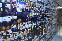 アニメの場面写真が壁一面にずらりと並ぶ。