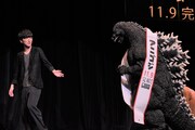 ゴジラをエスコートする櫻井孝宏。