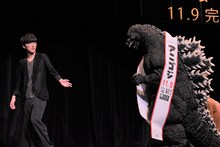 ゴジラをエスコートする櫻井孝宏。
