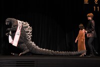 ゴジラを追い立てる宮野真守。