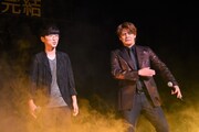 スモークに驚く宮野真守（右）と櫻井孝宏（左）。