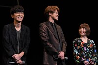 左から櫻井孝宏、宮野真守、花澤香菜。