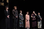 左から櫻井孝宏、宮野真守、花澤香菜、小澤亜李、XAI、瀬下寛之。