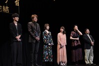 左から櫻井孝宏、宮野真守、花澤香菜、小澤亜李、XAI、瀬下寛之。