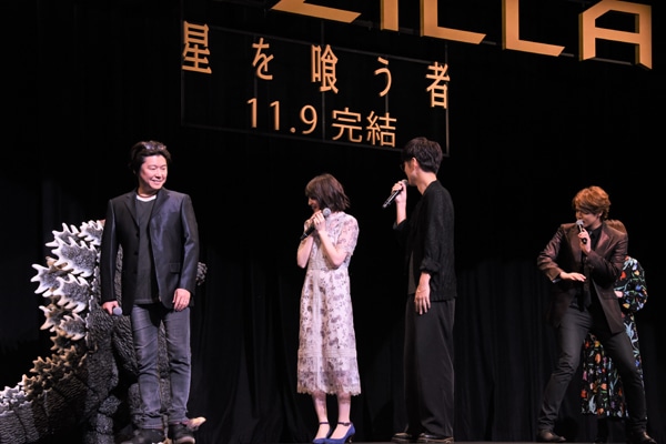 ゴジラを囲むキャスト陣。