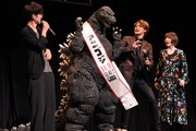ゴジラを囲むキャスト陣。