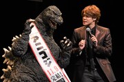 ゴジラの話を聞く宮野真守。