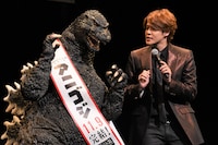 ゴジラの話を聞く宮野真守。