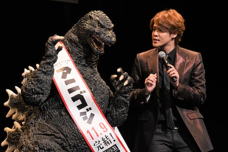 ゴジラの話を聞く宮野真守。