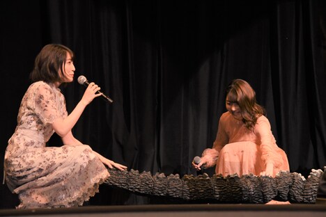 ゴジラのしっぽを撫でる上田麗奈、小澤亜李。