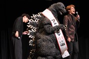ゴジラの背中を観察する櫻井孝宏、宮野真守。