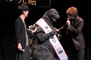 ゴジラを撫でる櫻井孝宏と宮野真守。