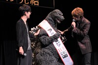 ゴジラを撫でる櫻井孝宏と宮野真守。