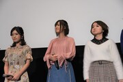 左から美山加恋、高橋李依、引坂理絵。