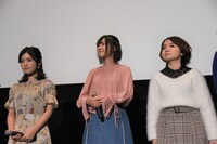 左から美山加恋、高橋李依、引坂理絵。