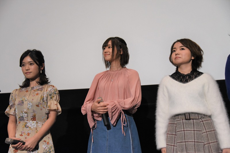 左から美山加恋、高橋李依、引坂理絵。