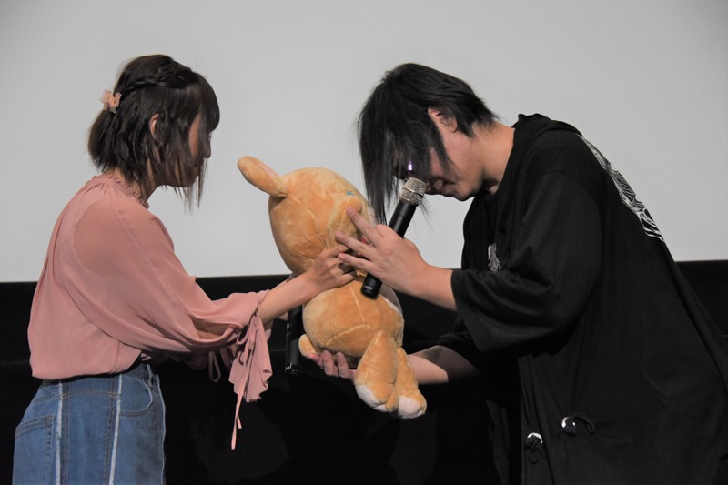 三塚雅人にモフルンを返す高橋李依。