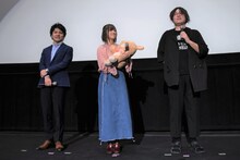 左から内藤圭祐、高橋李依とモフルン、三塚雅人。