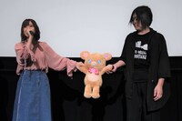 左から高橋李依、モフルン、三塚雅人。