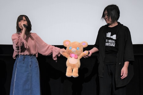 左から高橋李依、モフルン、三塚雅人。