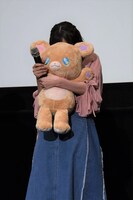 泣き顔をモフルンで隠す高橋李依。