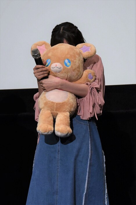 泣き顔をモフルンで隠す高橋李依。