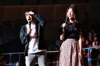 左からバカリズム、佐藤梨那。（撮影：山内洋枝）