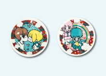 全2種の九谷焼豆皿。左から「カノジョは嘘を愛しすぎてる」「虹、甘えてよ。」。