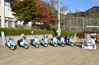 校庭に並ぶビーノ。