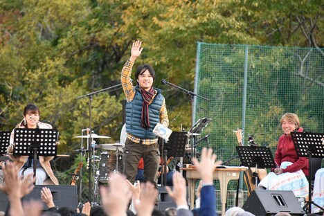 「山梨銘菓しまりんだんご」をファンに差し入れしようとする立山秋航。